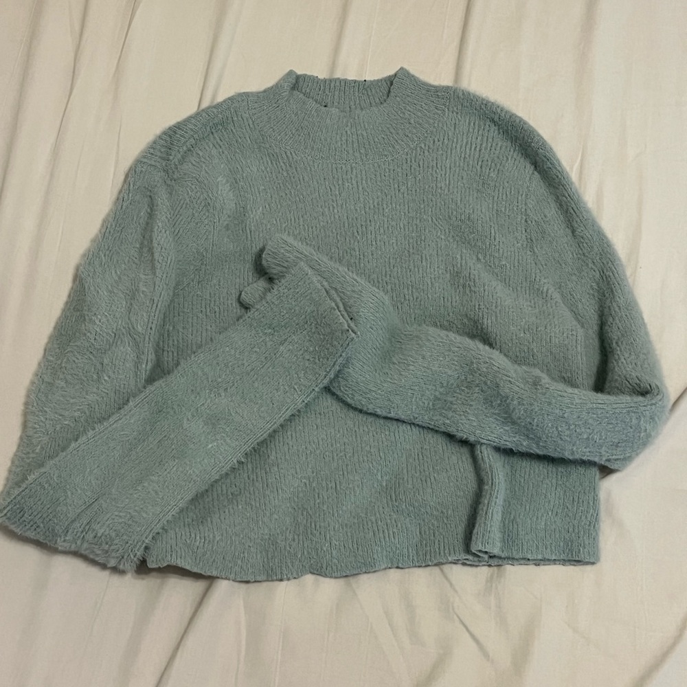 Hollister cropped sweater size small